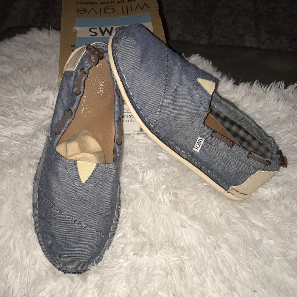 Denim and beige Toms size 9